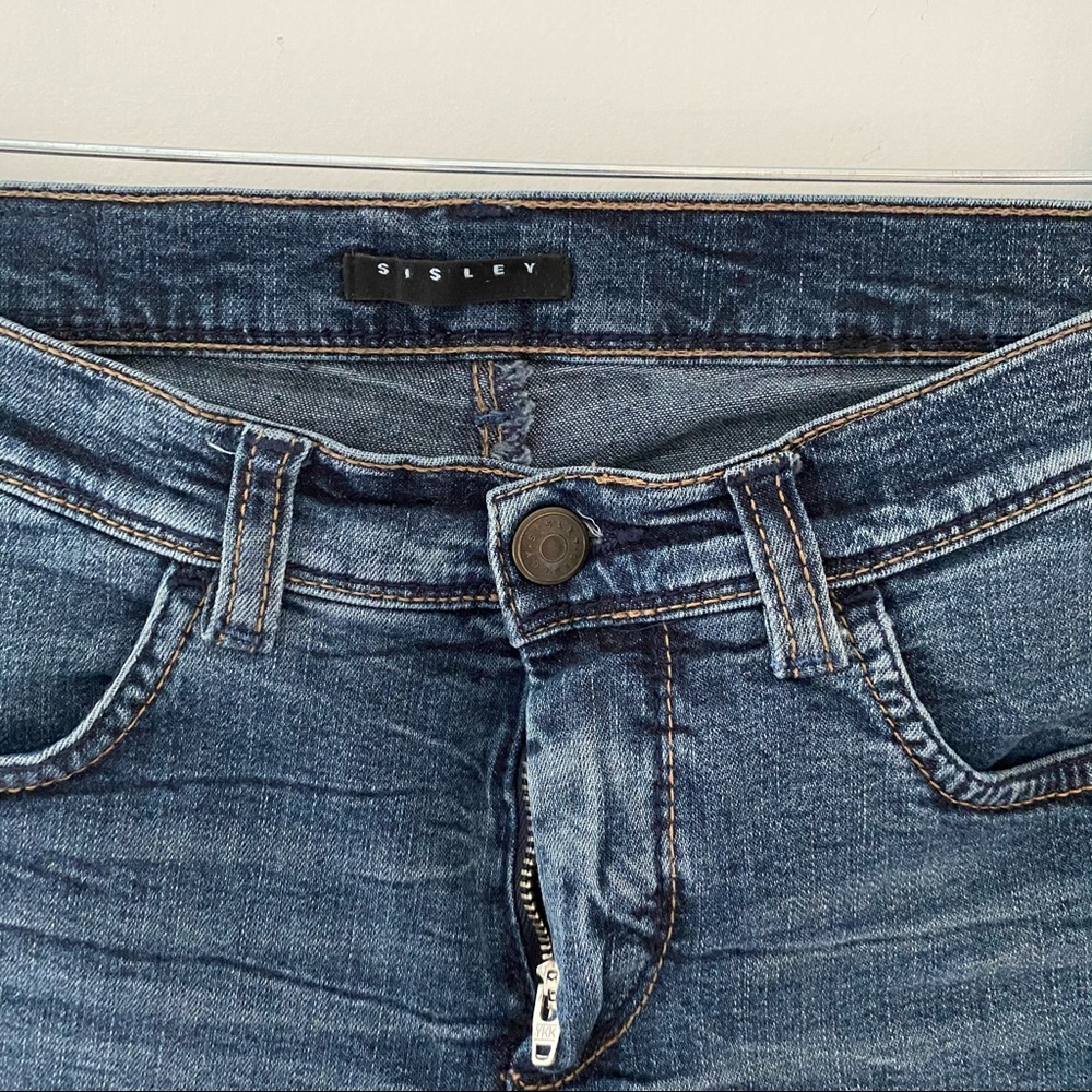 Sisley Denim. Cropped leg, mid to low rise.